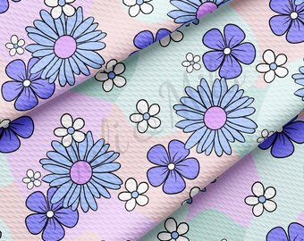 以下が含まれることがあります： 薄いピンクとブルーの背景に、青と白の花が描かれたシームレスなパターン。花はスタイリッシュでレトロな雰囲気です。