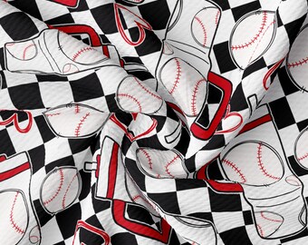 Könnte beinhalten: Weißer Stoff mit einem schwarz-weißen Karomuster. Der Stoff ist mit roten Herzen, Baseballs und rot-weißen Baseballtrikots verziert.