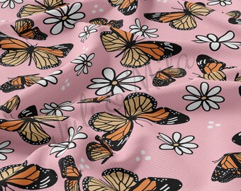 Könnte beinhalten: Rosafarbener Stoff mit einem sich wiederholenden Muster aus weißen Gänseblümchen und orange-schwarzen Schmetterlingen.
