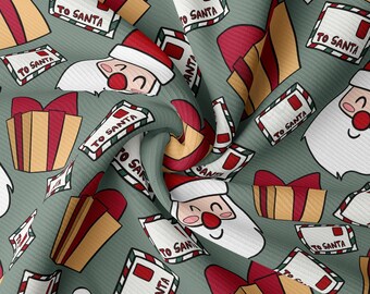 Könnte beinhalten: Ein grüner Stoff mit einem sich wiederholenden Muster aus Weihnachtsmann-Gesichtern, Geschenkboxen und Umschlägen mit dem Text "To Santa".