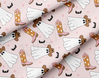 Può includere: Un tessuto rosa e bianco con un motivo ripetitivo di stivali da cowboy, fantasmi e stelle. Gli stivali sono marroni con stelle bianche e dettagli rosa. I fantasmi sono bianchi con cappelli da cowboy marroni. Le stelle sono rosa.