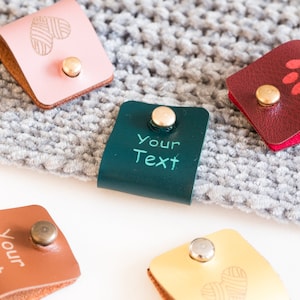 Etiquetas de identificação personalizadas para roupas, etiquetas de couro personalizadas com rebites para boina de tricô, etiqueta de amarrar para roupas, etiquetas fáceis de anexar para crochê