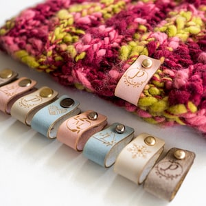 Etichette piccole personalizzate con rivetto piatto o a sfera, etichette per berretti lavorati a maglia, etichette in pelle, etichette all'uncinetto, etichette in pelle per articoli lavorati a maglia fatti a mano,