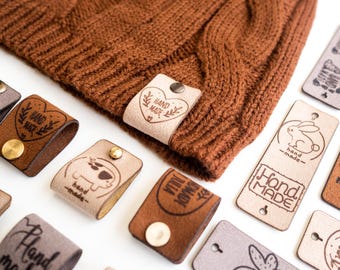 Etiquetas personalizadas de piel sintética: etiquetas para gorros y prendas de punto con remaches