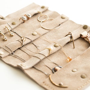 Leder Schmuck Reiseveranstalter, personalisierte Schmuckrolle Reiseetui, handgefertigte Wildleder Aufbewahrungstasche, Brautparty Geschenk für Frauen