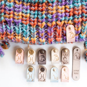 Labels voor kleine beanie, labels voor gebreide items met klinknagels, kleine labels voor haakwerk, aangepaste labels voor handgebreide mutsen