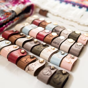 Aangepaste kleine labels met platte of bolklinknagel, gebreide beanielabels, gepersonaliseerde leren labels, gehaakte labels, leren label voor gebreide items,