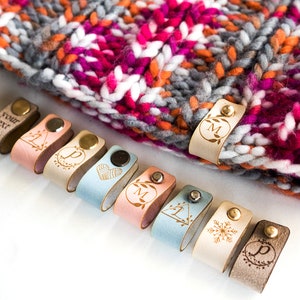 Etichette piccole personalizzate con rivetto piatto o a sfera, etichette per berretti lavorati a maglia, etichette in pelle, etichette all'uncinetto, etichette in pelle per articoli lavorati a maglia fatti a mano,