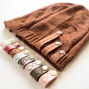 Beanie-labels met platte klinknagels, gepersonaliseerde leren labels voor gebreide artikelen, aangepaste leren labels voor handbreiwerk