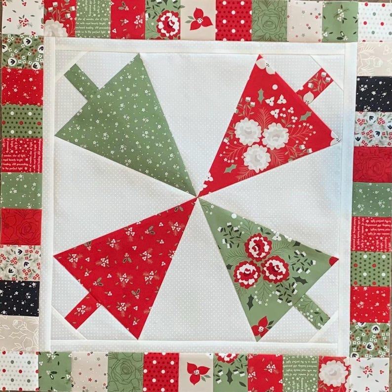 K&ouml;nnte beinhalten: Ein wei&szlig;er Hintergrund mit einem roten und gr&uuml;nen Patchwork-Rand. Die Mitte des Quilts zeigt vier gr&uuml;ne und rote Weihnachtsbaumformen.