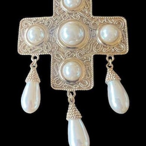Broche vintage con colgante de cruz de perla sintética de Chanel, década de 1990