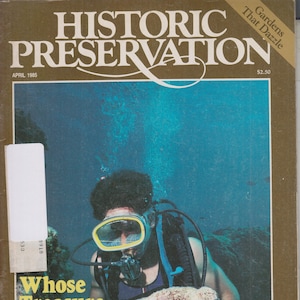 Op de afbeelding: Een tijdschriftcover met een duiker die een onderwaterwrak verkent. De tekst op de cover luidt "Whose Treasure Is It?" en "Historic Preservation".