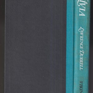 Pu&ograve; includere: Una tazza di ceramica bianca con manico nero e la scritta "But First, Coffee" in grassetto nero. La tazza &egrave; posta su uno sfondo sfocato, che suggerisce un'ambientazione accogliente.