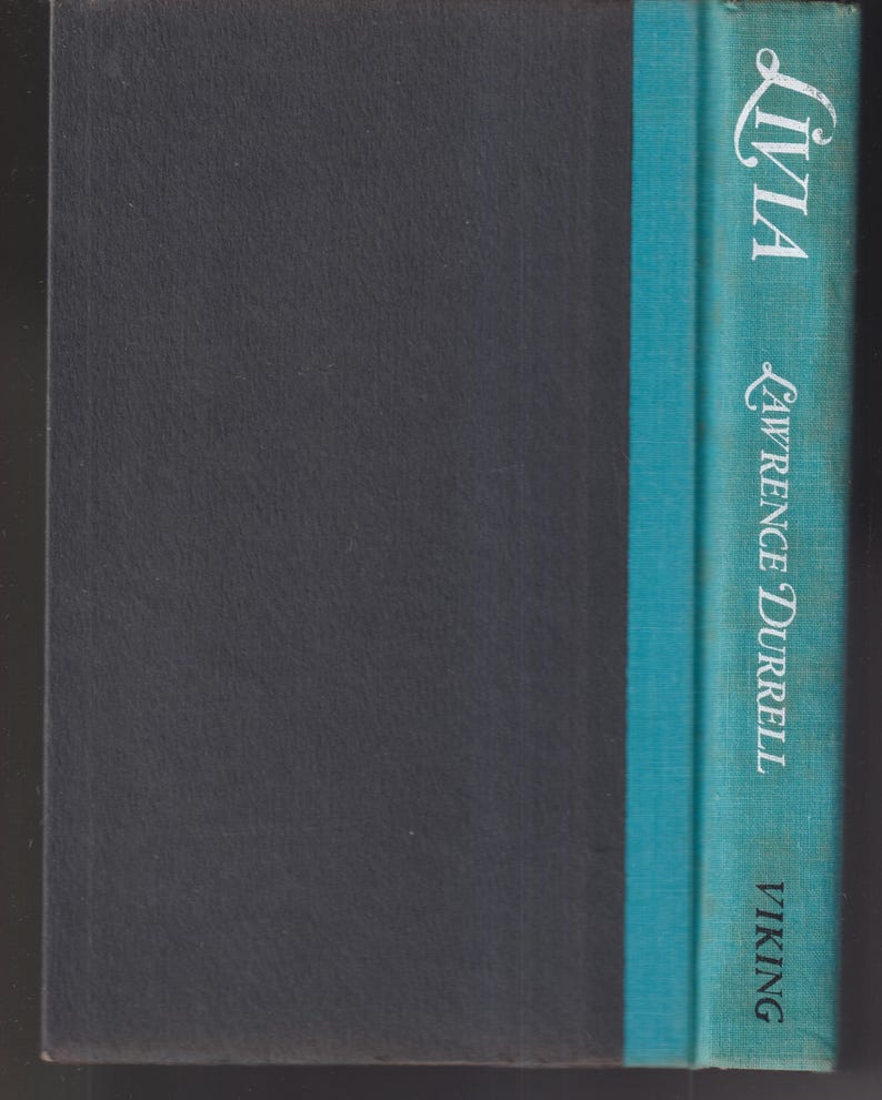 Pu&ograve; includere: Una tazza di ceramica bianca con manico nero e la scritta "But First, Coffee" in grassetto nero. La tazza &egrave; posta su uno sfondo sfocato, che suggerisce un'ambientazione accogliente.
