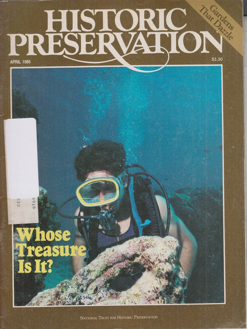 Op de afbeelding: Een tijdschriftcover met een duiker die een onderwaterwrak verkent. De tekst op de cover luidt "Whose Treasure Is It?" en "Historic Preservation".