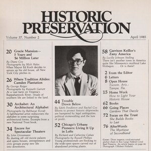 Op de afbeelding: Een tijdschriftcover voor Historic Preservation, Volume 37, Nummer 2, April 1985. De cover toont een foto van een man met een bril en een titel die luidt "Garrison Keillor's Zany America".