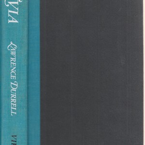 Pu&ograve; includere: Un libro con copertina rigida intitolato "Livia" di Lawrence Durrell, pubblicato da Viking. Il dorso &egrave; turchese con scritte bianche. La copertina &egrave; grigio scuro.