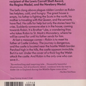 以下が含まれることがあります： 赤いリンゴのイラストが描かれたピンク色のペーパーバックの表紙。本のタイトルは「Apple Paperbacks」、著者はマルグリット・デ・アンジェリ。この本は、戦争中に修道院に送られたロビンという少年の物語です。本の表紙には、ニューヨーク・タイムズの引用が載っています。