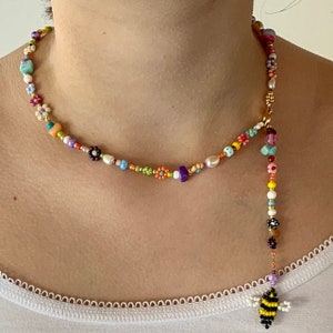 Flowers daisy Beads y2k necklace  for women with bee pendant  Miniature beaded jewelry Charm colorful seed beads necklace Ukrainian jewelry