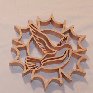 Puede incluir: Un diseño de paloma de madera, con una paloma en vuelo, está rodeado por un marco en forma de sol. La obra de arte está hecha de madera de color claro, mostrando la veta y la textura naturales. Adecuado para la decoración de paredes.
