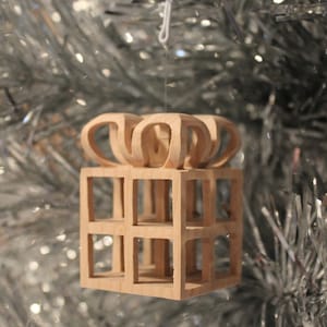 Patrón para sierra de calar, adorno navideño: Presente