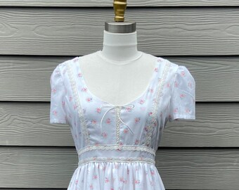 HANDMADE cottage core dress gunne sax style dress made with vintage fabric and lace trim. Fully lined. Size 6