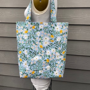 Handgefertigte Canvas Tasche Set mit passender Reißverschluss Geldbörse! Gemacht mit Rifle Paper Co Canvas Gänseblümchen Stoff. Gefüttert mit passendem Baumwolldruck.