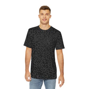 Schwarzes Leoparden-Herren-Polyester-T-Shirt - Grafisches Tierdruck-Hemd, kantiges Safari-Dschungel-Oberteil, einzigartiges Wildkatzen-T-Shirt, Herrenmode