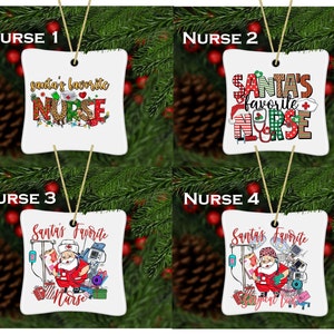 Puede incluir: Cuatro adornos navideños cuadrados blancos con hilo dorado. Cada adorno tiene un diseño diferente con las palabras "Santa's Favorite Nurse" y un gráfico con temática de enfermera. Los adornos están colocados sobre un fondo de ramas de pino y piñas.