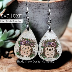 Ouriço usando um brinco pendurado com coroa floral Arquivo de corte a laser SVG e DXF/Arquivo de corte a laser Teardrop Hedgehog/Brinco de ouriço fofo Baixar