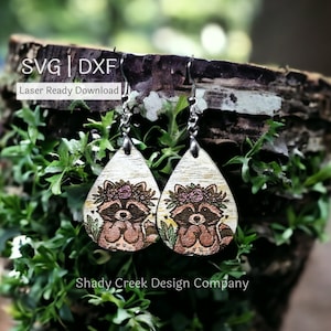 Guaxinim usando um brinco pendurado de coroa floral Arquivo de corte a laser SVG e DXF/Arquivo de corte a laser de guaxinim em forma de lágrima/Download de brinco de guaxinim fofo