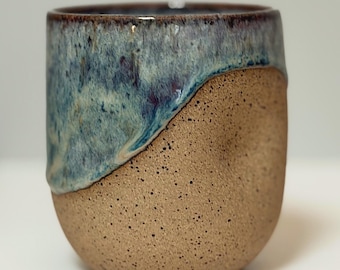 Mug abstrait bleu fait main à fossettes en céramique – Tasse à café en grès sans poignée (10/12 oz)