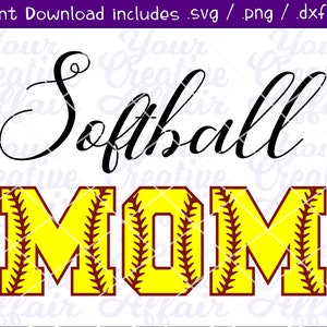 Könnte beinhalten: Ein digitales Design mit den Worten "Softball Mom" in schwarzer Kursivschrift. Das Wort "Mom" ist in großen, fetten Buchstaben mit gelbem Hintergrund und roten Nähten, die an einen Softball erinnern.