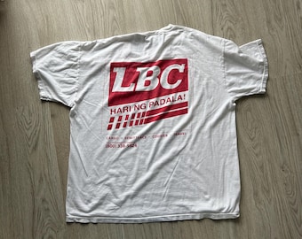 Camiseta sencilla de algodón blanca de los años 90, de corte ancho y con estampado en la parte delantera y trasera.