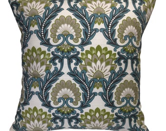 Puede incluir: Cojín cuadrado con un estampado floral repetido en tonos verdes, azules y grises sobre un fondo blanco. El diseño presenta flores y hojas estilizadas, creando una estética vintage. El cojín probablemente está hecho de una tela duradera.