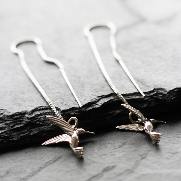 Boucles d'oreilles d'enfileur de colibri. Longue chaîne à tirer. Charme d'oiseau de colibri d'argent sterling. Boucles d'oreilles longues pendantes, pendantes et pendantes d'oiseaux