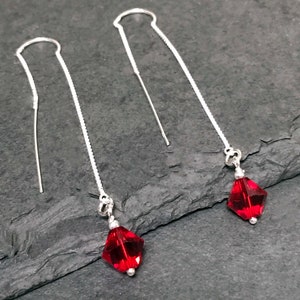 Pendientes colgantes con la piedra natal de julio. Cristal Swarovski color rubí. Disponibles todos los meses y colores. Pendientes de plata de ley. Regalo ideal para cumpleaños en julio.