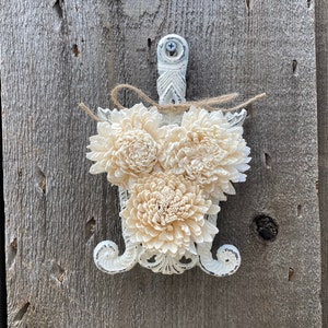 Decoración rústica de pared, decoración del hogar estilo campestre, salvamanteles de hierro fundido decorado, regalo para mamá, regalo para novia, ramo de flores color crema