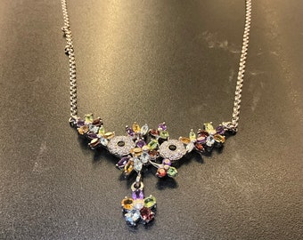 Collar de flores de piedras preciosas: Magia ritual, dignidad y galantería