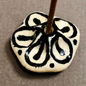 Handmade Porcelain Flower Incense Holder, Black Floral Design, Small Ceramic Burner, Incense Dish, Ritual Accent, Unique Home Decor & Gift