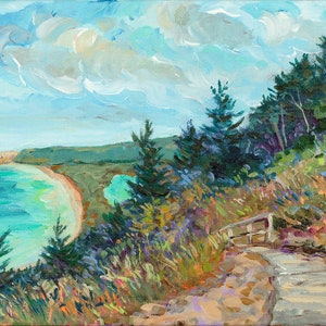 Pode incluir: Uma pintura de uma paisagem cênica com um caminho sinuoso que leva a uma ponte de madeira. O caminho é cercado por árvores verdes exuberantes e flores silvestres de cor púrpura vibrante. À distância, pode-se ver um lago azul turquesa e uma praia de areia sob um céu azul brilhante com nuvens brancas fofas.