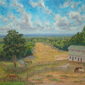 Könnte beinhalten: Ein Gemälde einer ländlichen Landschaft mit einem Stall, Pferden und einem Zaun. Der Himmel ist blau mit weißen Wolken. Der Stall ist hellgrau mit einem grünen Dach. Es gibt Pferde auf dem Feld, darunter ein braunes Pferd, ein weißes Pferd und ein braunes und weißes Pferd.