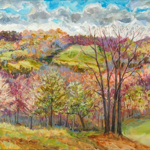 Könnte beinhalten: Ein Gemälde einer Landschaft mit sanften Hügeln, Bäumen und einem bewölkten Himmel. Die Bäume sind eine Mischung aus Grün, Gelb und Rosa. Der Himmel ist hellblau mit weißen Wolken.