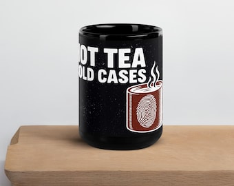 Taza negra brillante de casos fríos y té caliente: detective de sillón, fan de documentales sobre crímenes reales