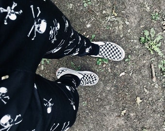 Pantalones deportivos con estampado de calaveras y huesos cruzados: disfraz de Halloween inspirado en Ryan Gosling