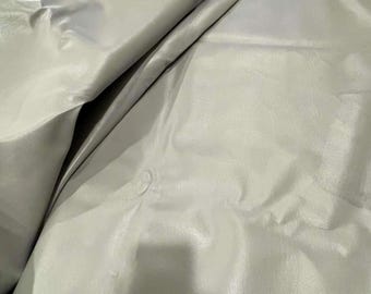 Grand vinyle marin.  54 po. de large. Gris Vendu au mètre.
