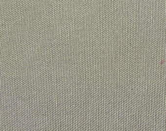 Toile de poids moyen de couleur kaki.  Vendu par mètre.