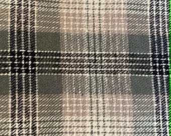 Flanelle Ozark Mountain.  Tissu écossais vert, beige et noir.  Vendu par mètre.