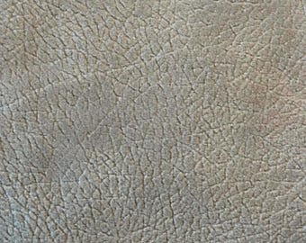 Similisuède beige.  54 po. de large. Vendu par demi-mètre.