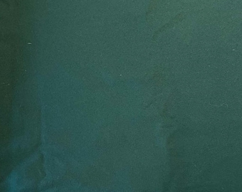 Tissu crêpe épais vert foncé.  Vendu par mètre.